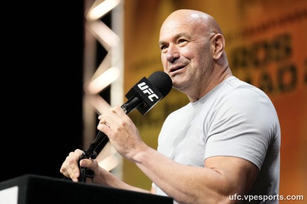 Dana White říká, že Alex Pereira dokáže předběhnout Jona Jonese