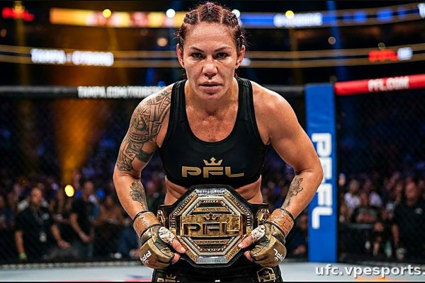 كريس سايبورغ مع حزام بطولة PFL