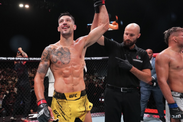 جويل ألفاريز يحل محل خصمه في بطولة UFC 330