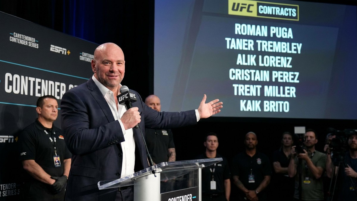 Dana White — Dana White assegna sei contratti all'UFC
