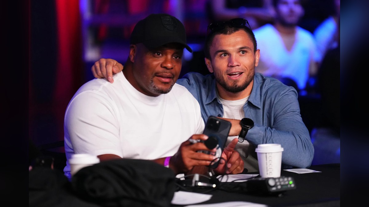 Daniel Cormier défend Usman à l'UFC Shanghai