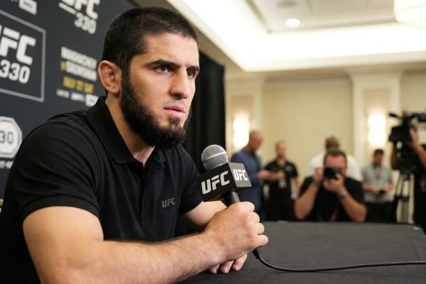 Islam Makhachev goni historię na UFC 330