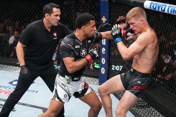 مارکوئل مدروس جونز را در UFC ساکرامنتو متوقف می کند
