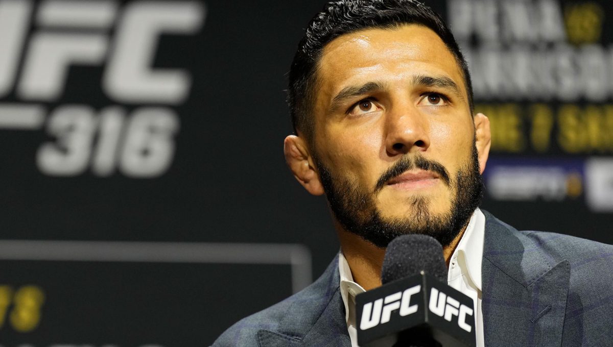 Aaron Pico sprekend tijdens een officieel UFC-mediagebeuren
