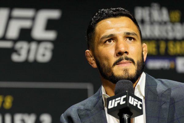 Aaron Pico taler ved et officielt UFC-medieevent