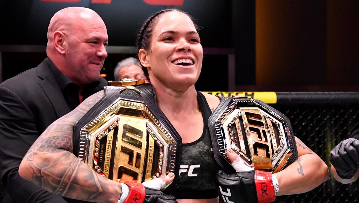 Amanda Nunes fejrer med sine UFC-mesterskabsbælter