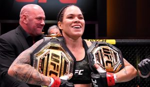 Amanda Nunes fejrer med sine UFC-mesterskabsbælter