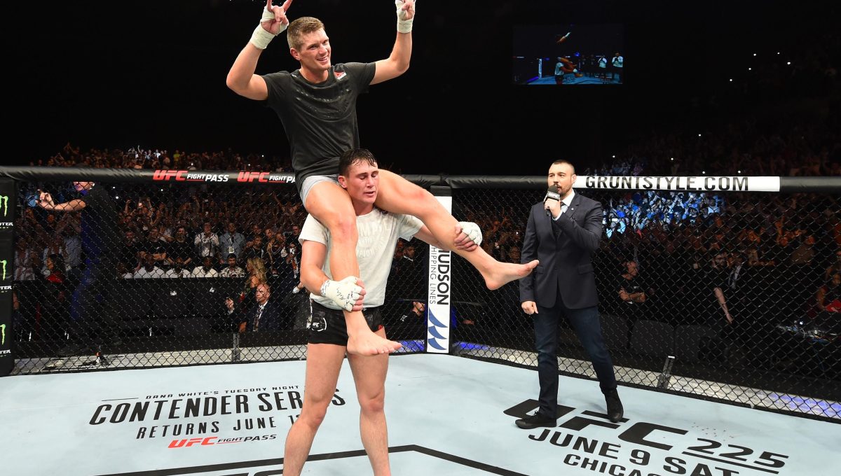 Darren Till fejrer en UFC-sejr i Liverpool