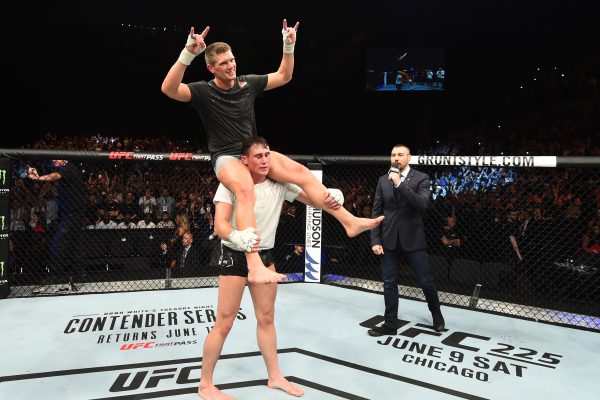 Darren Till fejrer en UFC-sejr i Liverpool