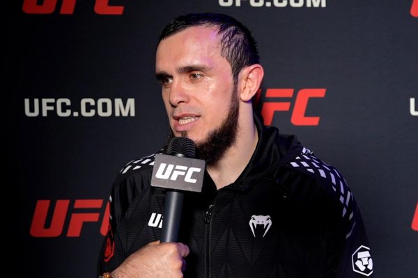 Magomed Zaynukov spreekt in een officieel UFC-interview