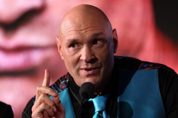 Tyson Fury — Tyson Fury spricht auf einer Pressekonferenz.