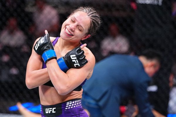 جوليا بولاستري — جوليا بولاستري تحتفل داخل حلبة UFC.