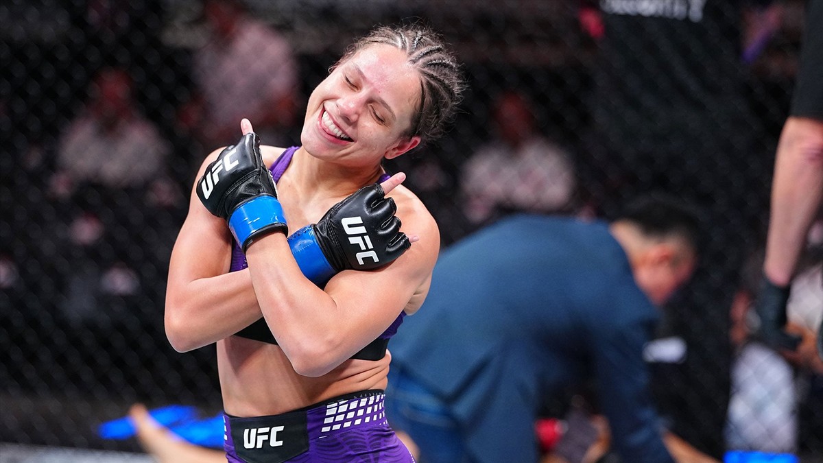 Julia Polastri — Julia Polastri sărbătorește în Octagonul UFC.