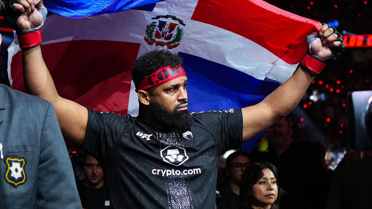 Waldo Cortes-Acosta — Waldo Cortes-Acosta trägt die Flagge der Dominikanischen Republik während seines UFC-Walkouts.