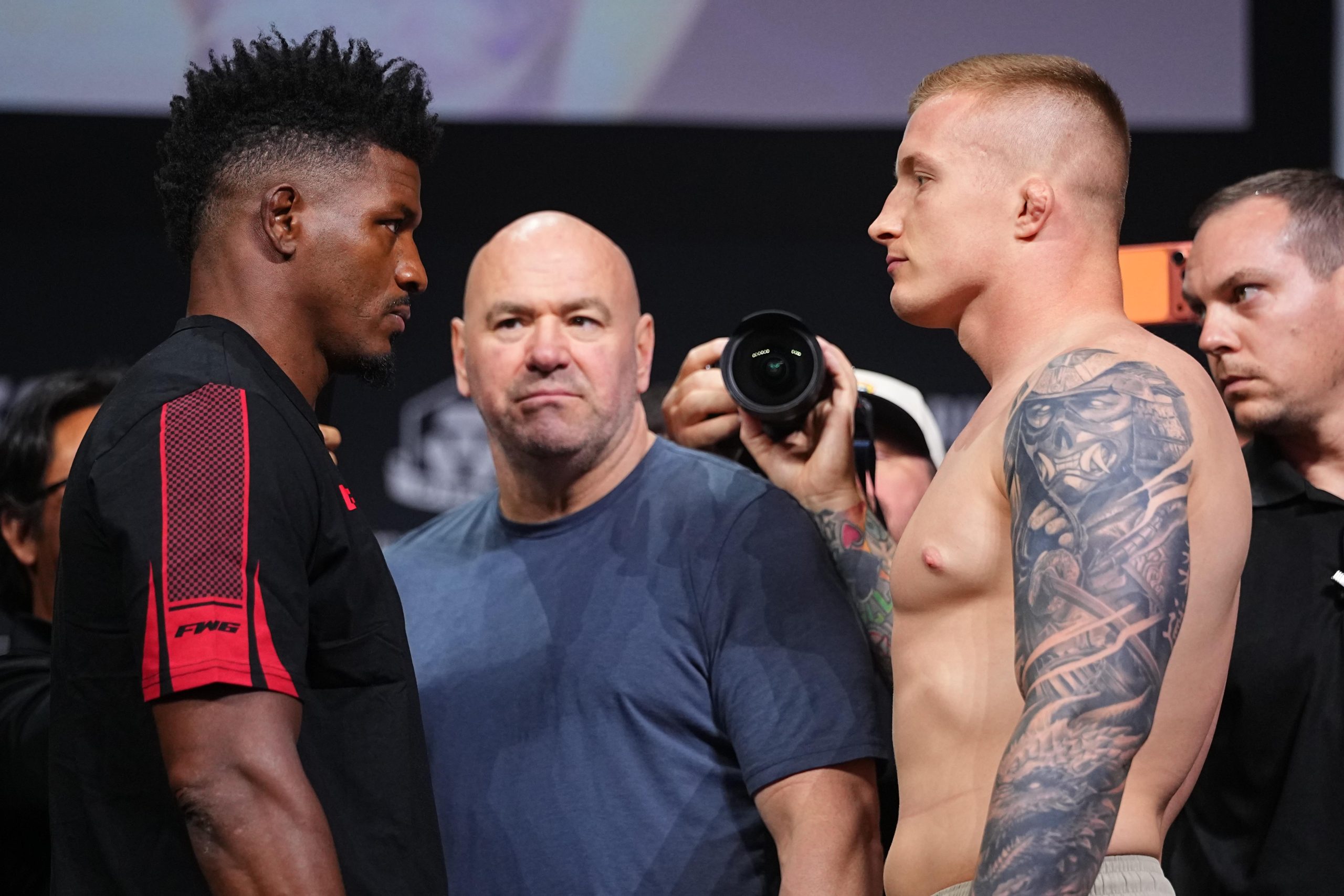 Alonzo Menifield and Iwo Baraniewski face off before their UFC 331 bout