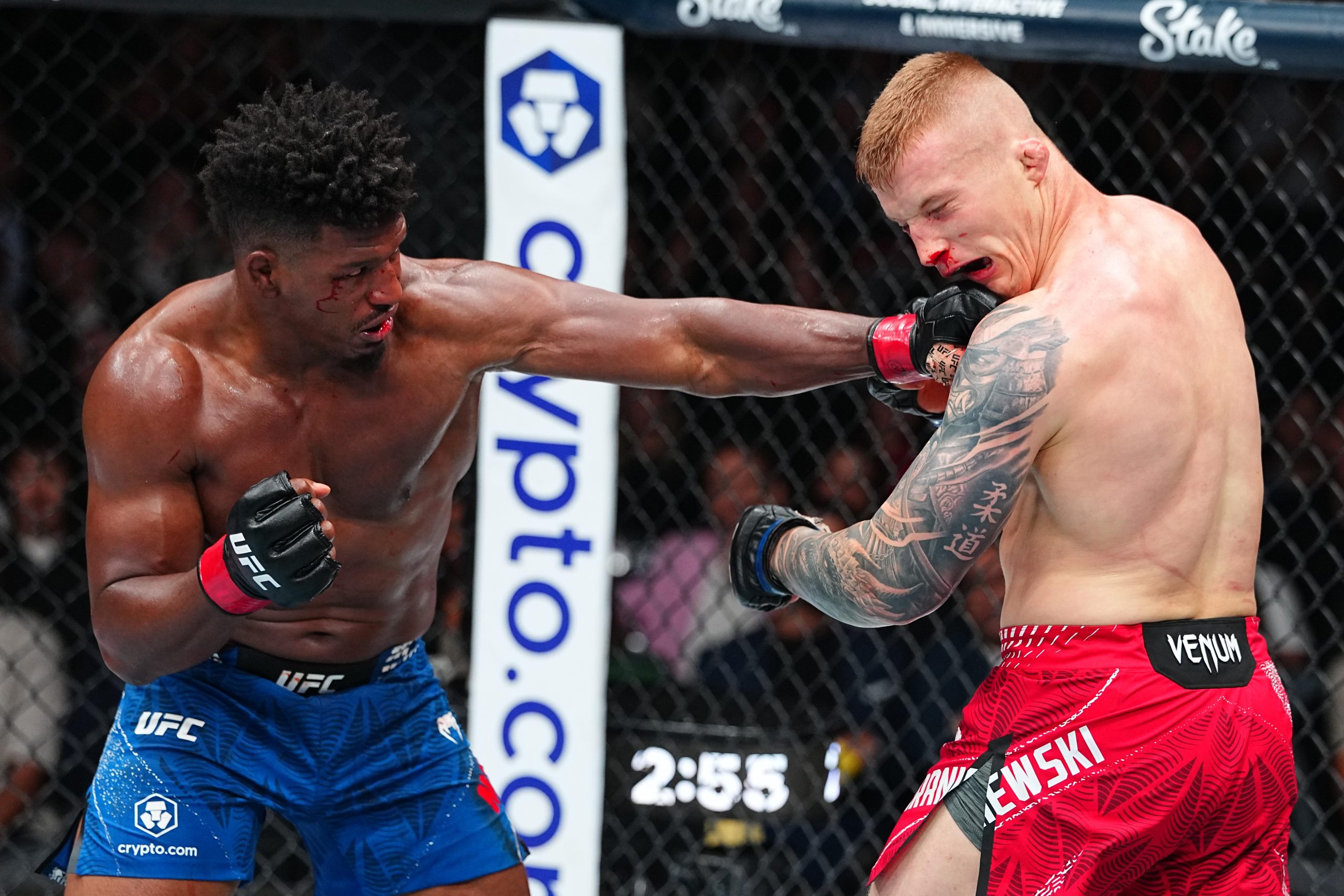 Alonzo Menifield continues exchanging punches with Iwo Baraniewski at UFC 331